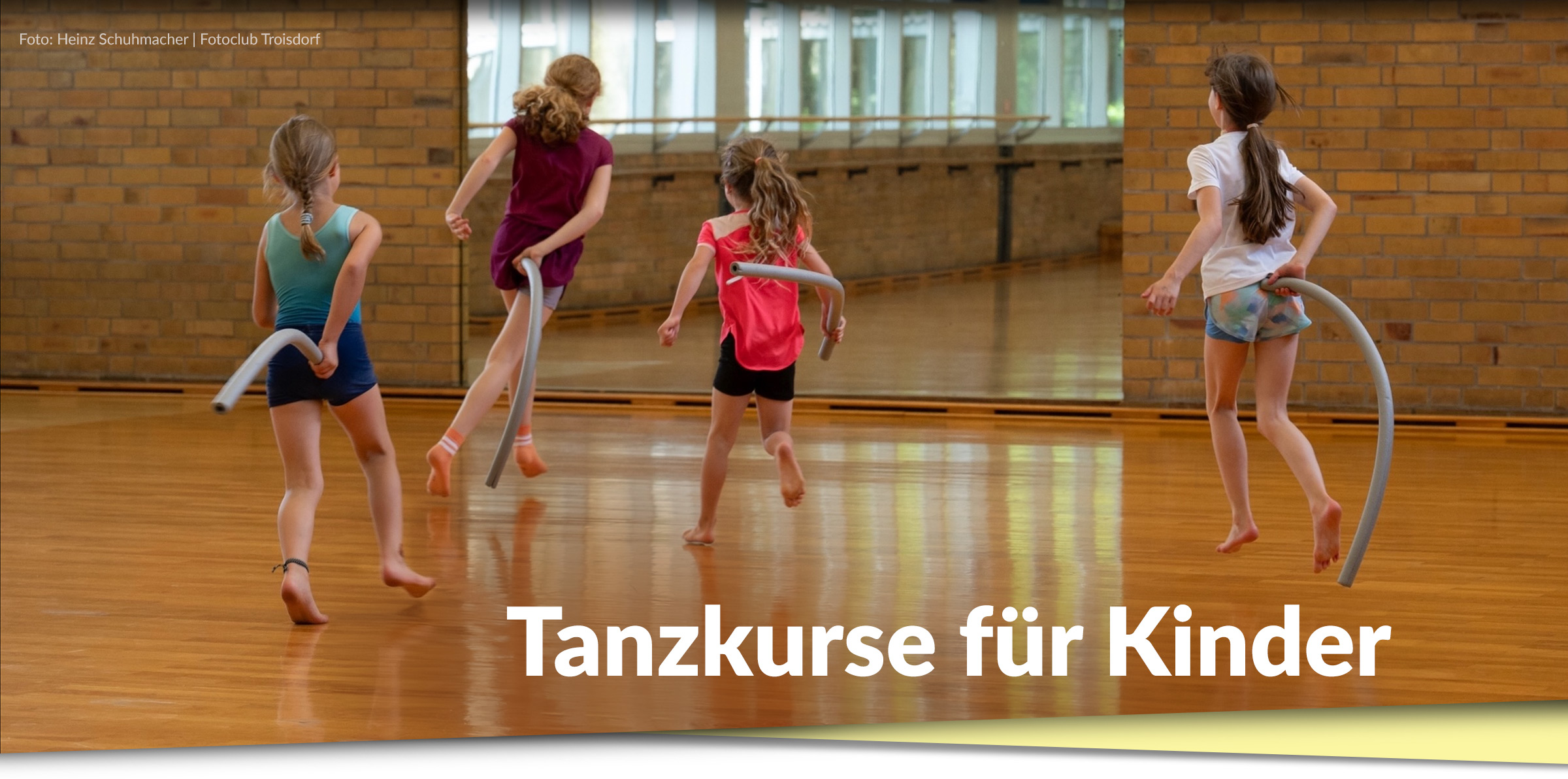 Kinder mit Schaumstoffschlauch tanzen belebt im Studio